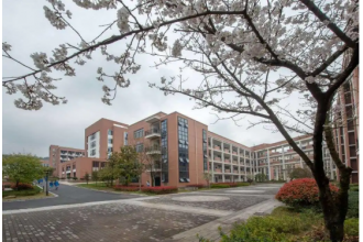 美天實木公園椅來到新安江職業(yè)學校